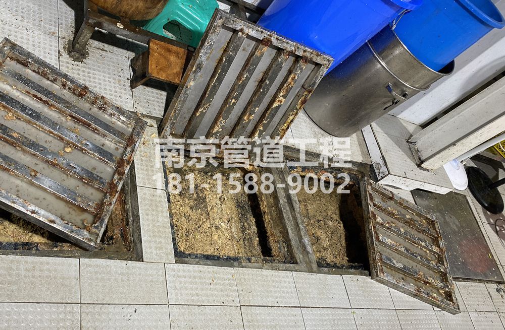 278密云城管中队食堂隔油池清理